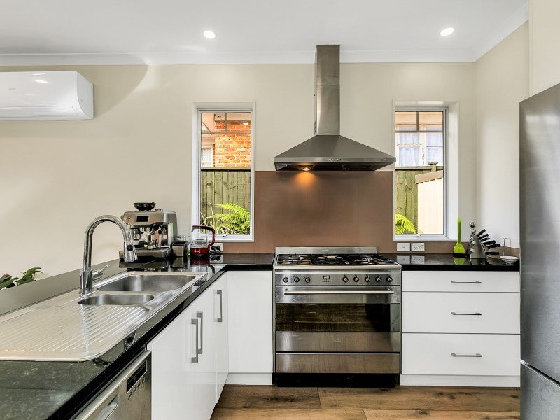 10B Raymond Street, Point Chevalier, Auckland - Carousel 2