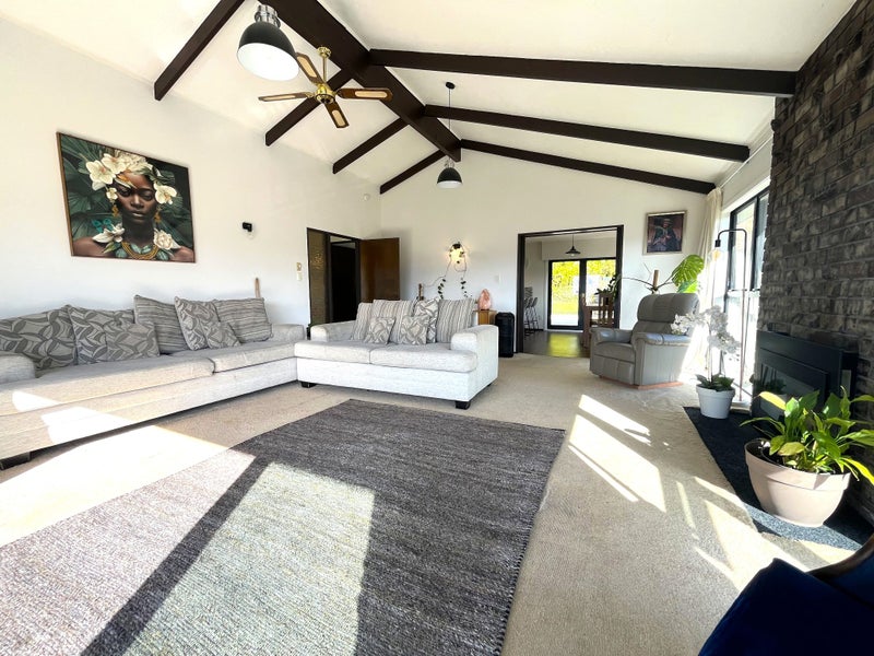 8 Dunleith Grove, Silverstream, Upper Hutt - Carousel 1