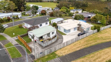 48 Gloria Avenue, Te Atatu Peninsula, Auckland - Carousel 1