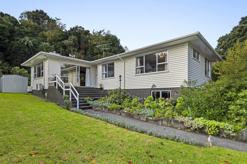 21 Ambury Place, Merrilands, New Plymouth - Carousel 1