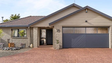 16 Taupiko Place, Green Bay, Auckland - Carousel 1