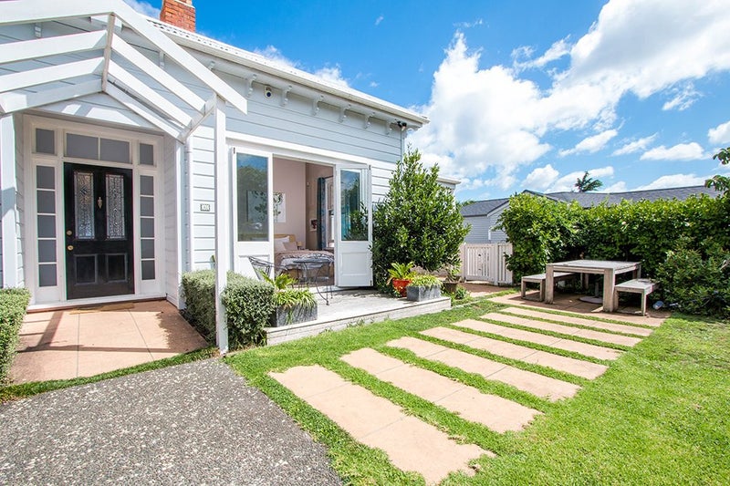 45 The Esplanade, Eastern Beach, Auckland - Carousel 1