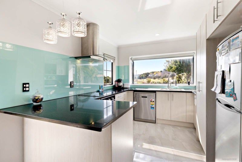 66 De Havilland Drive, Goodwood Heights, Auckland - Carousel 2