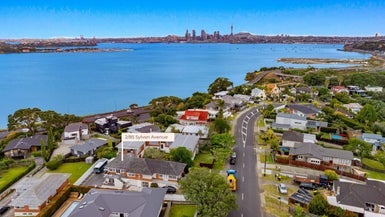 2/85 Sylvan Avenue, Northcote, Auckland - Carousel 1