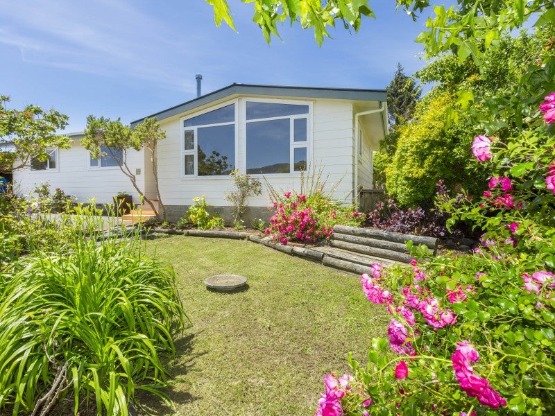 14 Dunsandel Grove, Silverstream, Upper Hutt - Carousel 1