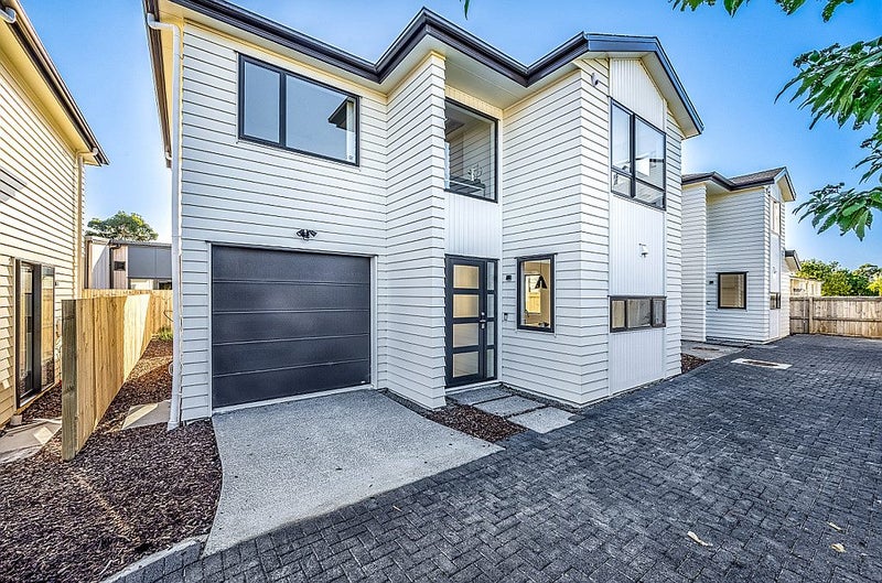 4B Ropata Avenue, Point England, Auckland - Carousel 1