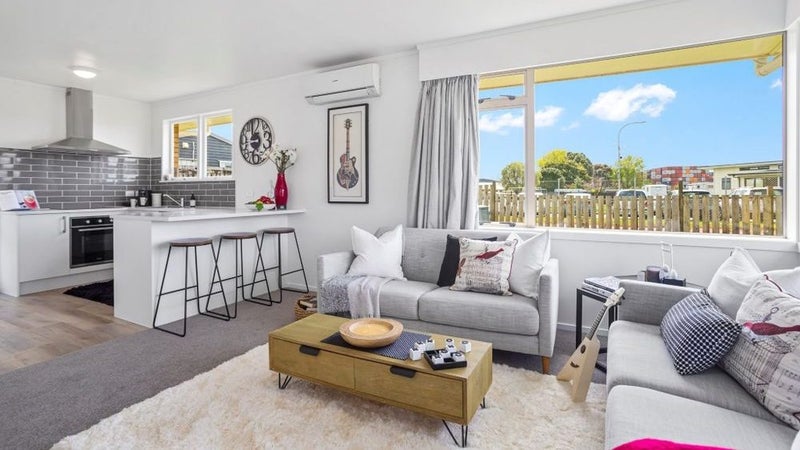 4/31A Vine Street, Mangere East, Auckland - Carousel 1