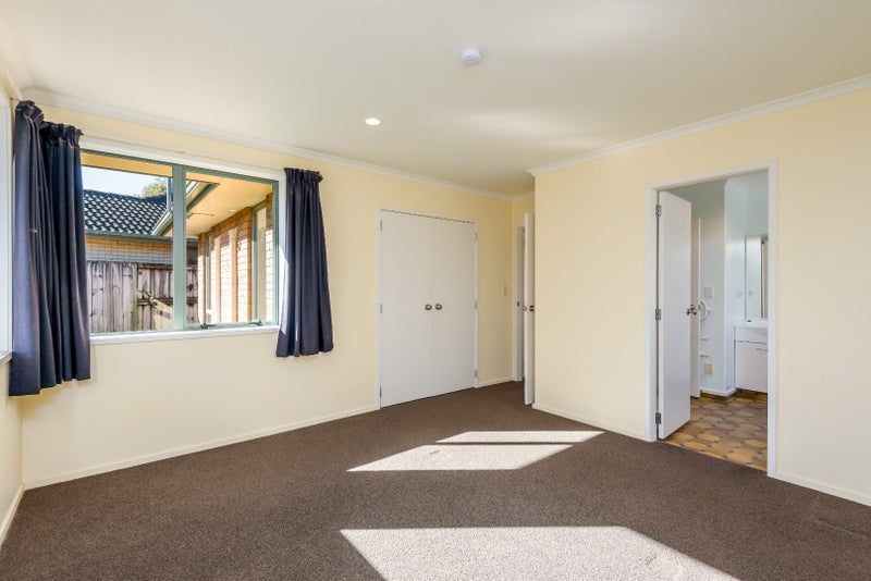 209 Old Farm Road, Hamilton East, Hamilton - Carousel 14
