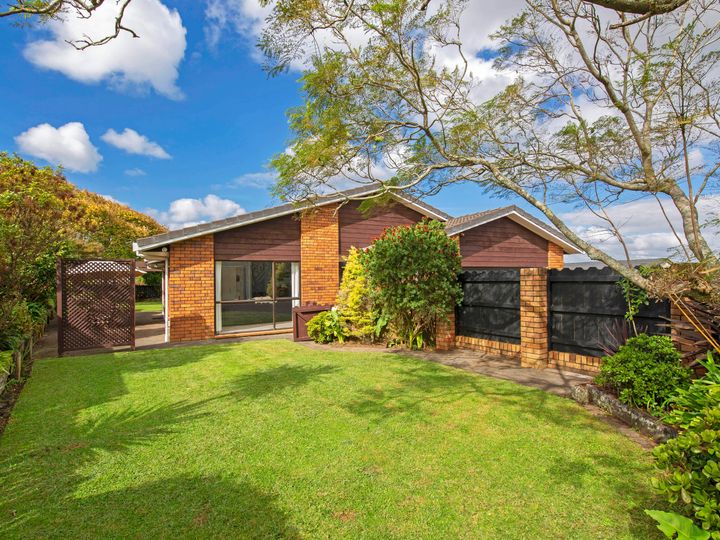8 Billabong Place, Botany Downs, Auckland - Carousel 2