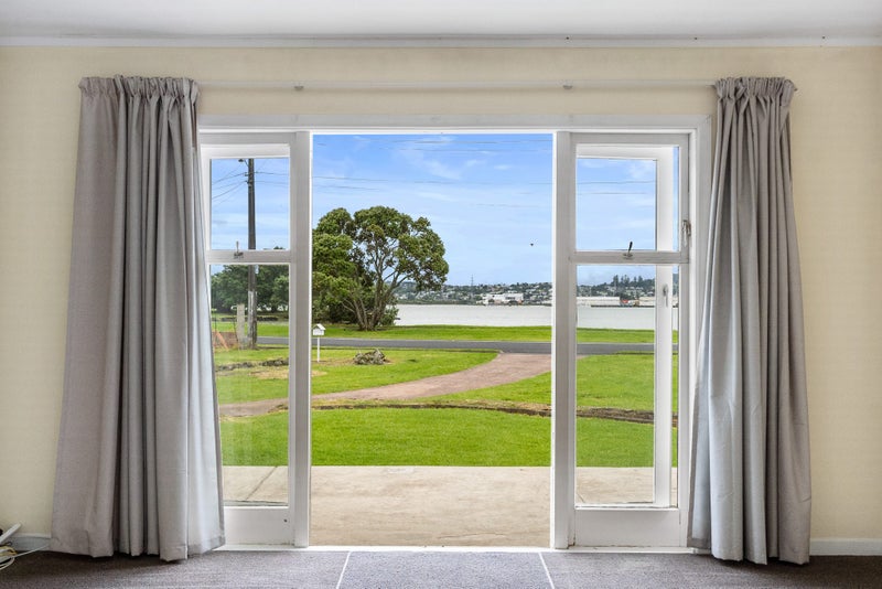 8 Kiwi Esplanade, Mangere Bridge, Auckland - Carousel 1