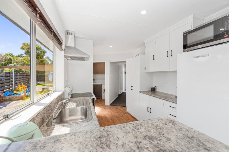 15 Escort Grove, Awapuni, Palmerston North - Carousel 24