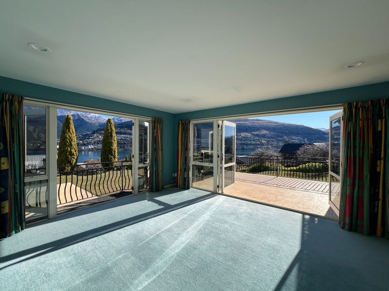 2 Garland Terrace, Kelvin Heights, Queenstown - Carousel 1