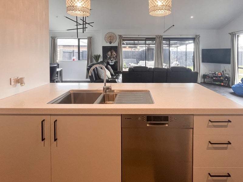 7 Arabella Crescent, Yaldhurst, Christchurch - Carousel 2