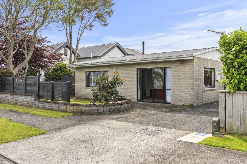 2/5 Hawea Street, Merrilands, New Plymouth - Carousel 1