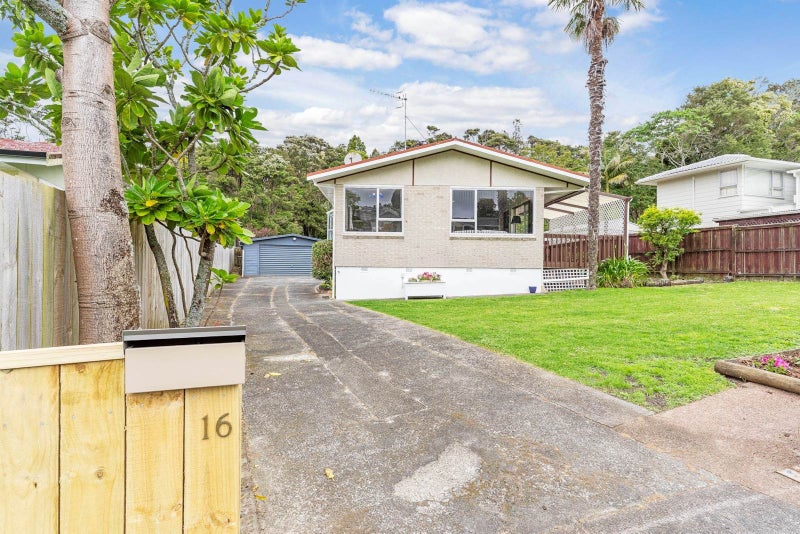 16 Staincross Street, Green Bay, Auckland - Carousel 1
