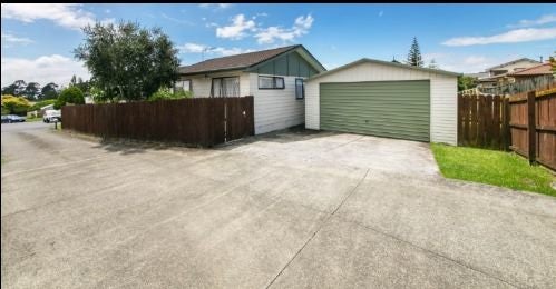 12 Patrice Place, Massey, Auckland - Carousel 1