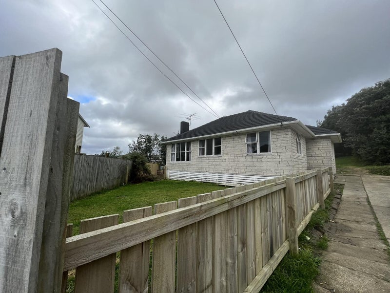 21 Worcester Place, Cannons Creek, Porirua - Carousel 1