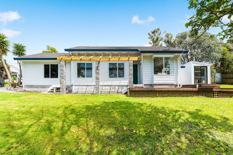 20 Queen Natalie Place, Massey, Auckland - Carousel 1