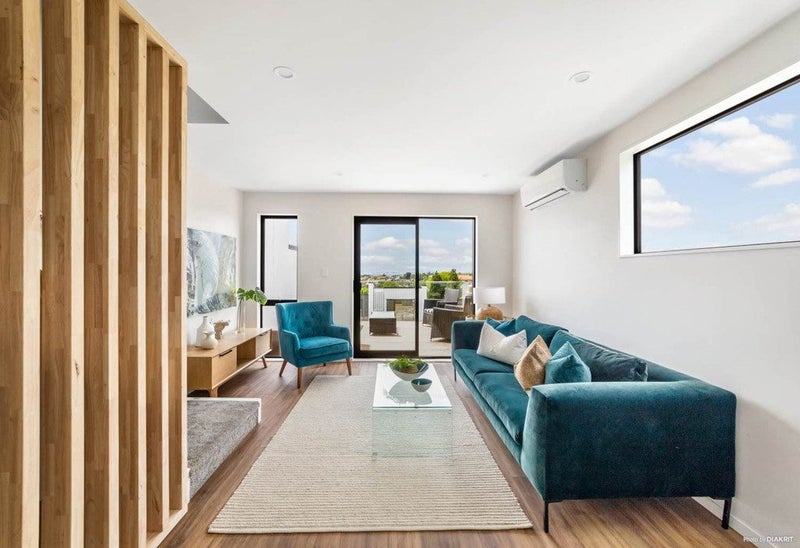 1/735 East Coast Road, Browns Bay, Auckland - Carousel 1