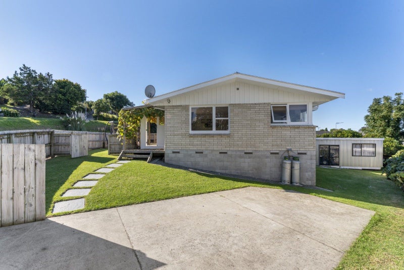 1 Highfield Crescent, Brookfield, Tauranga - Carousel 1