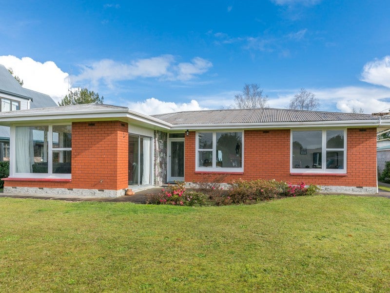 31 Regent Street, Silverdale, Hamilton - Carousel 1