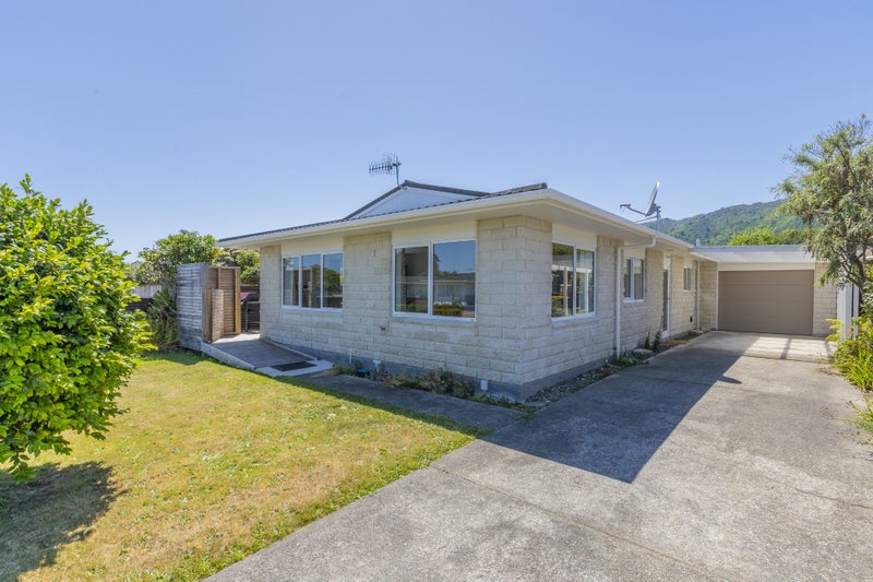 7 Oriwa Street, Waikanae - Carousel 1