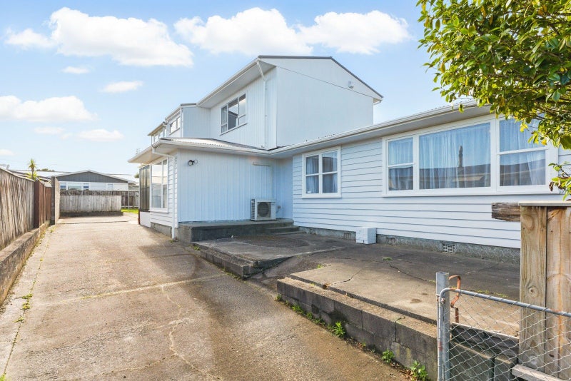 25 Karamea Crescent, Kelvin Grove, Palmerston North - Carousel 1