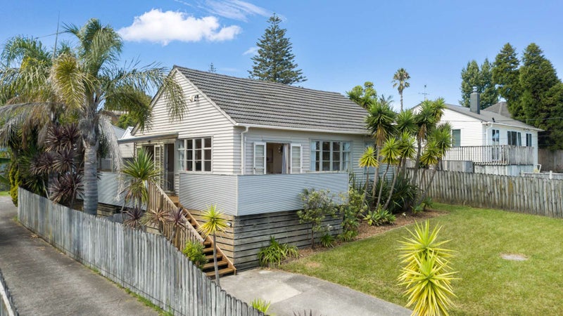 17 Blacklock Avenue, Henderson, Auckland - Carousel 1