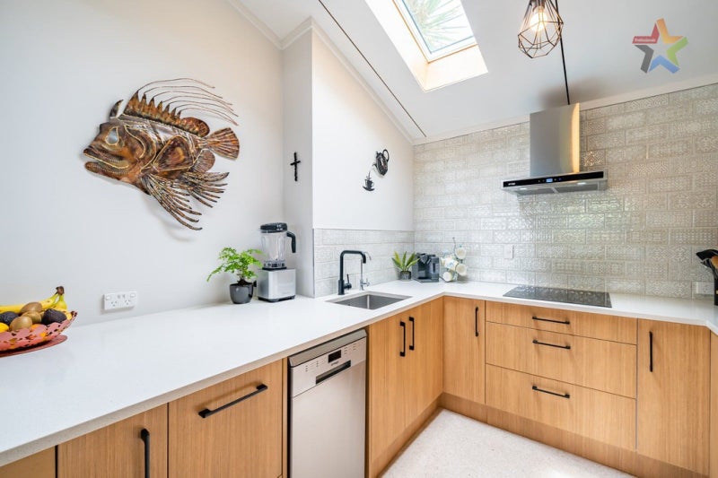 6 Puriri Street, Eastbourne, Lower Hutt - Carousel 1