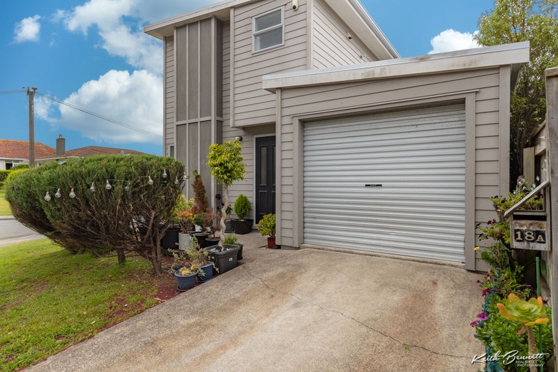 18A Franklyn Road, Tawa, Wellington - Carousel 1