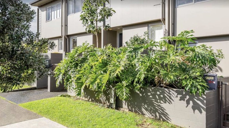 13/1 Gracechurch Drive, Flat Bush, Auckland - Carousel 1