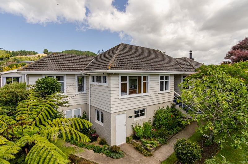 22 Raroa Terrace, Tawa, Wellington - Carousel 1