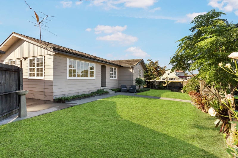 1 Fiesta Drive, Half Moon Bay, Auckland - Carousel 1