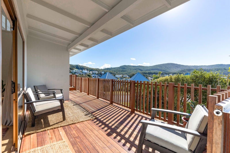 109 The Grove, Onemana - Carousel 2