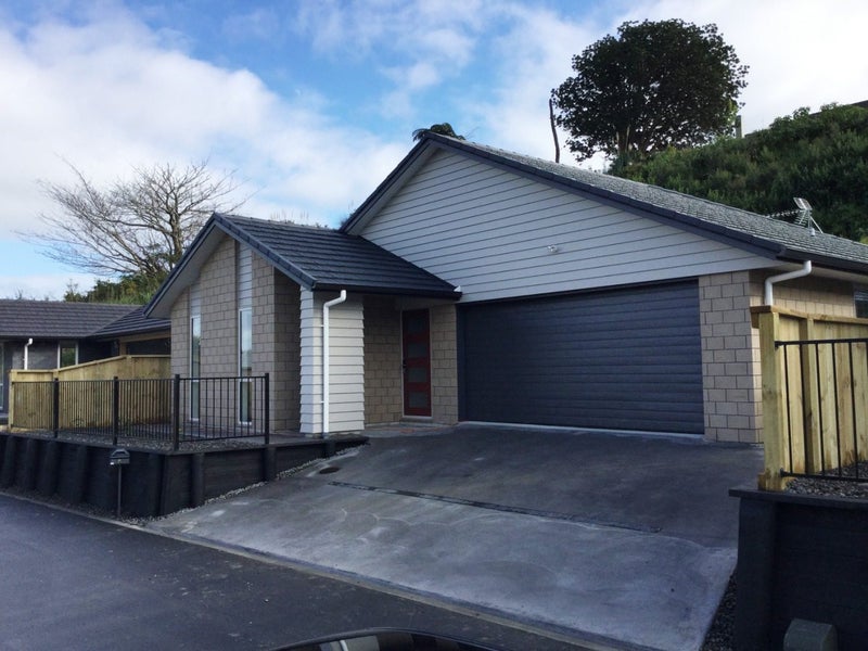 8 Stable Way, Brookfield, Tauranga - Carousel 1
