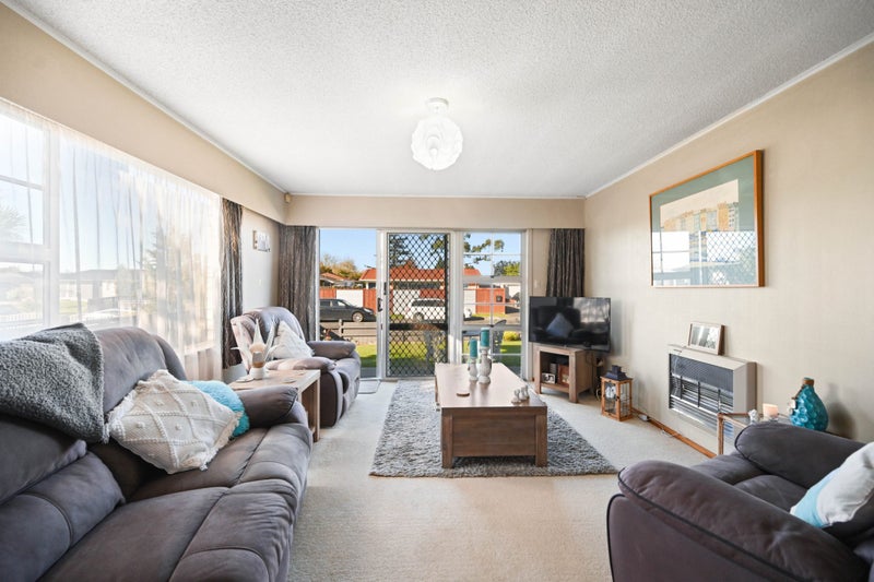 2/1 Krippner Place, Dinsdale, Hamilton - Carousel 2