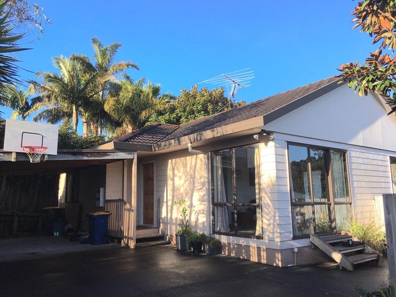 2/8 Mira Place, Windsor Park, Auckland - Carousel 1