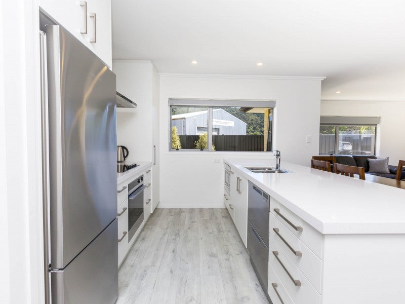 17 Chalfont Road, Silverstream, Upper Hutt - Carousel 2