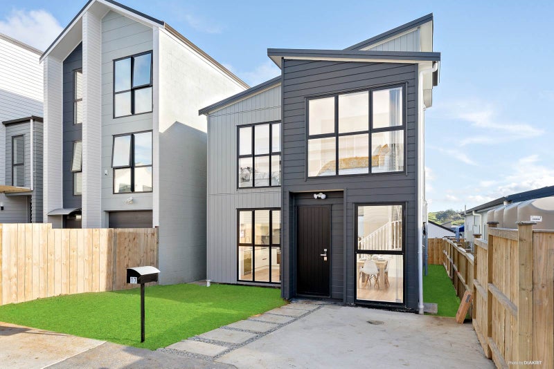 17 Herekino Street, Westgate, Auckland - Carousel 1