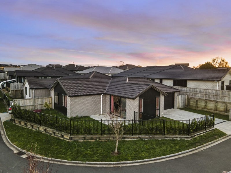 2/8 Bostonkip Crescent, Fitzroy, Hamilton - Carousel 1