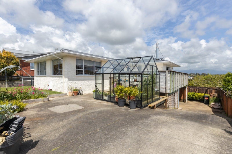 17 Longview Drive, Merrilands, New Plymouth - Carousel 1