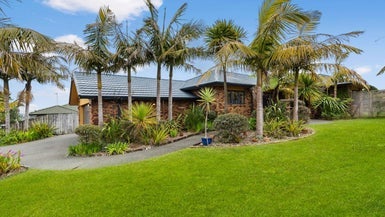 32 Baulcomb Parade, Windsor Park, Auckland - Carousel 1