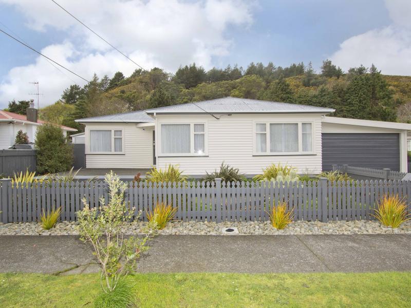 25 Peel Place, Wainuiomata, Lower Hutt - Carousel 1