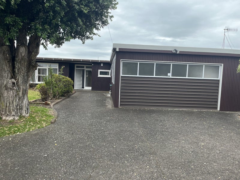 27 Ealing Crescent, Beachlands, Auckland - Carousel 1