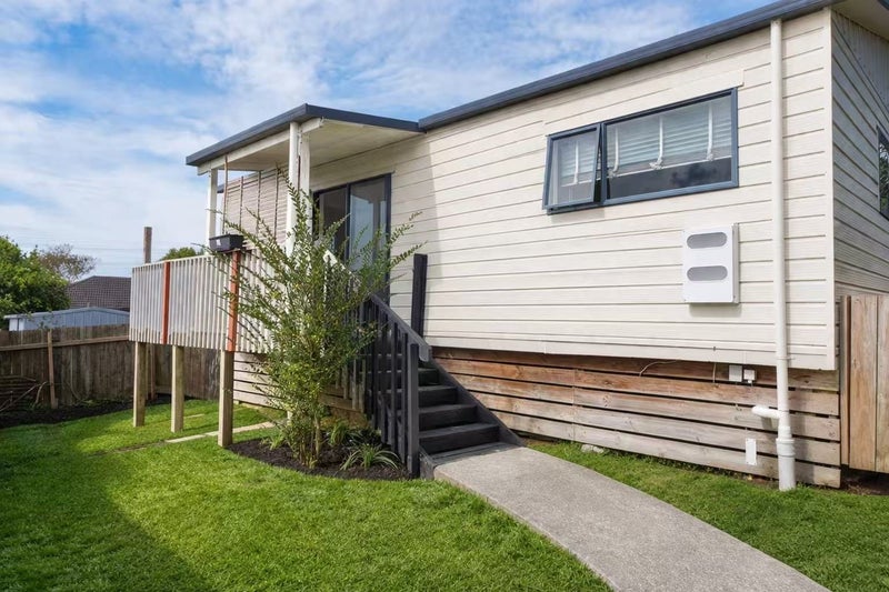 49 Glen Marine Parade, Glendene, Auckland - Carousel 1