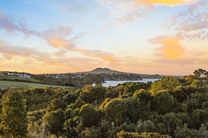 49 Charles Dickens Drive, Mellons Bay, Auckland - Carousel 1