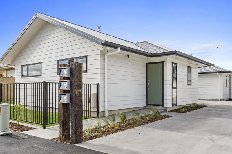 1/74 Claude Street, Fairfield, Hamilton - Carousel 1