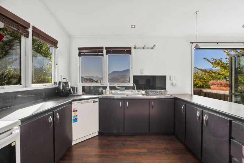 6 Wynyard Crescent, Fernhill, Queenstown - Carousel 2