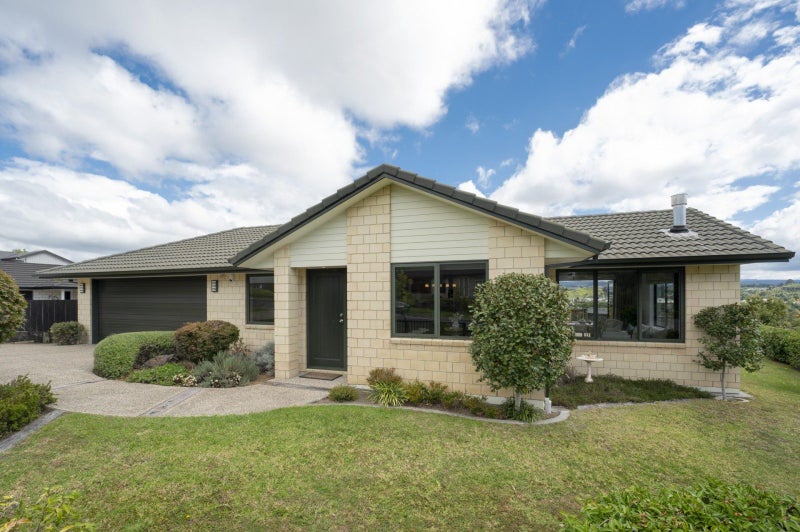 2 Carex Close, Pyes Pa, Tauranga - Carousel 1