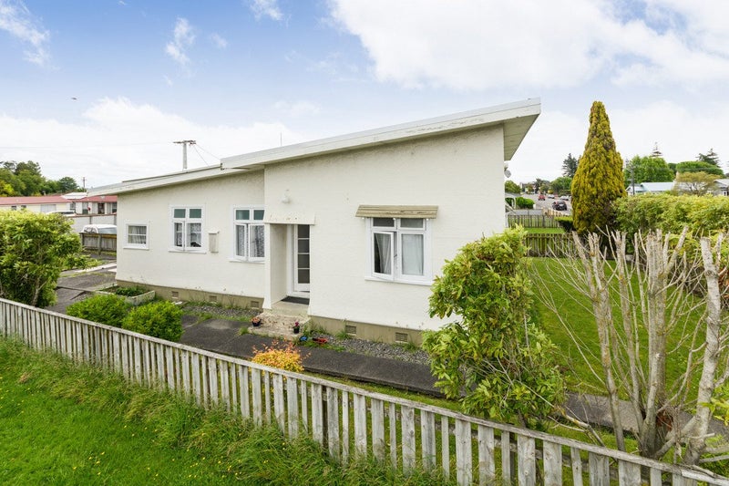 133 Broadway, Marton - Carousel 1